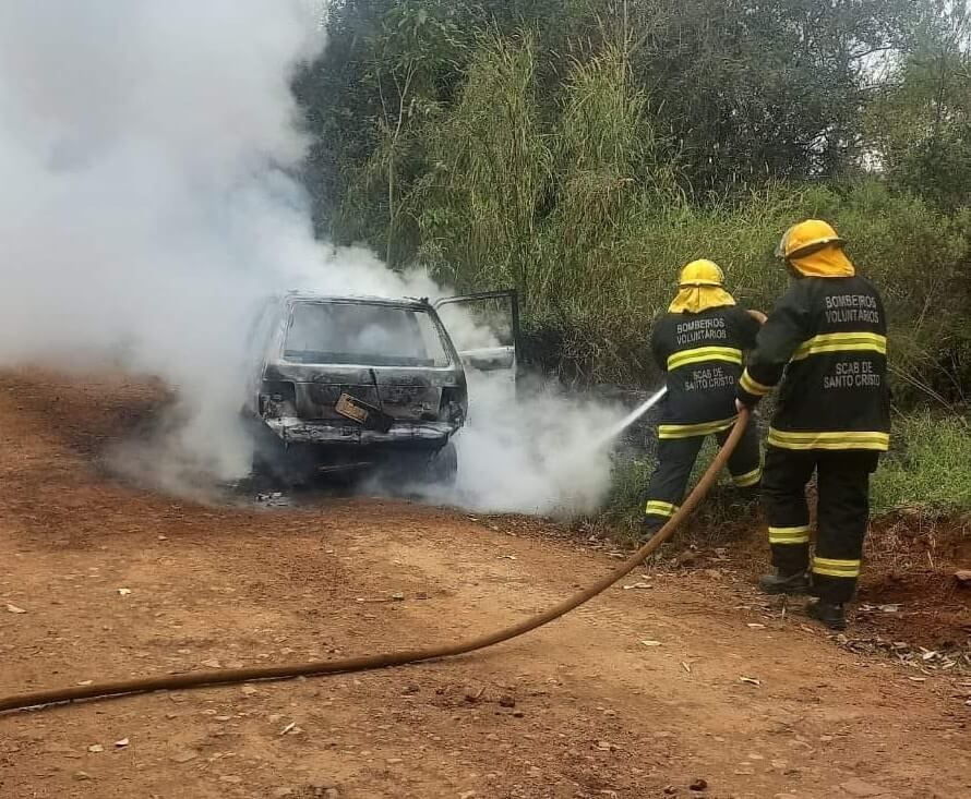 Capa Incêndio destrói carro em Santo Cristo; pane elétrica é a causa