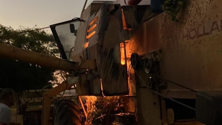 Capa Colheitadeira incendeia durante safra de trigo em Nova Boa Vista