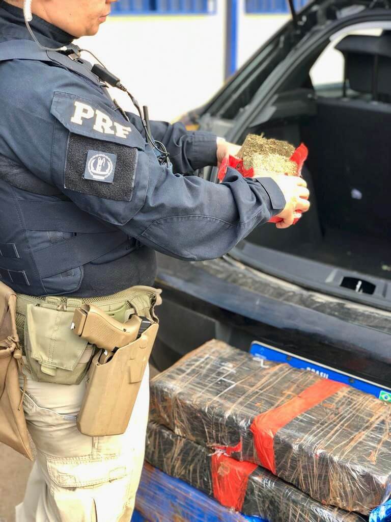 Capa PRF prende traficante com 100 quilos de maconha em Sarandi