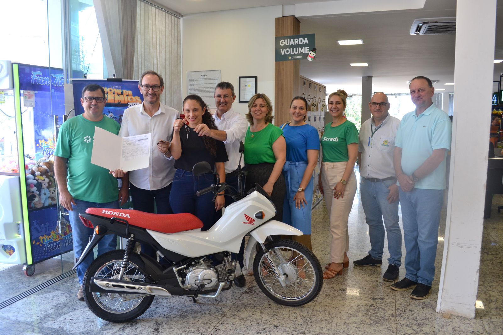 Capa Campanha Show de Prêmios 2023: Moto Honda Pop 110i é entregue a ganhadora