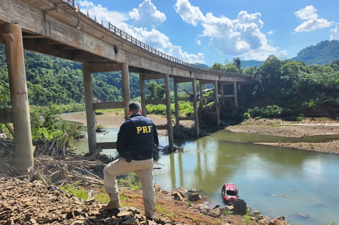 Capa Carro cai de ponte na BR-386 e deixa motorista gravemente ferido