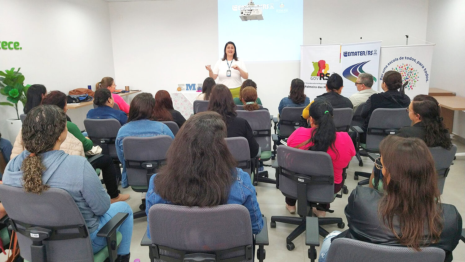 Capa Merendeiras de escolas da 20ª CRE participam de capacitação