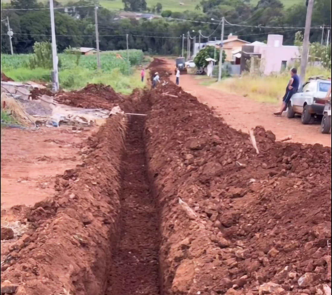 Capa Instalação da rede de água precede pavimentação asfáltica em Palmitinho