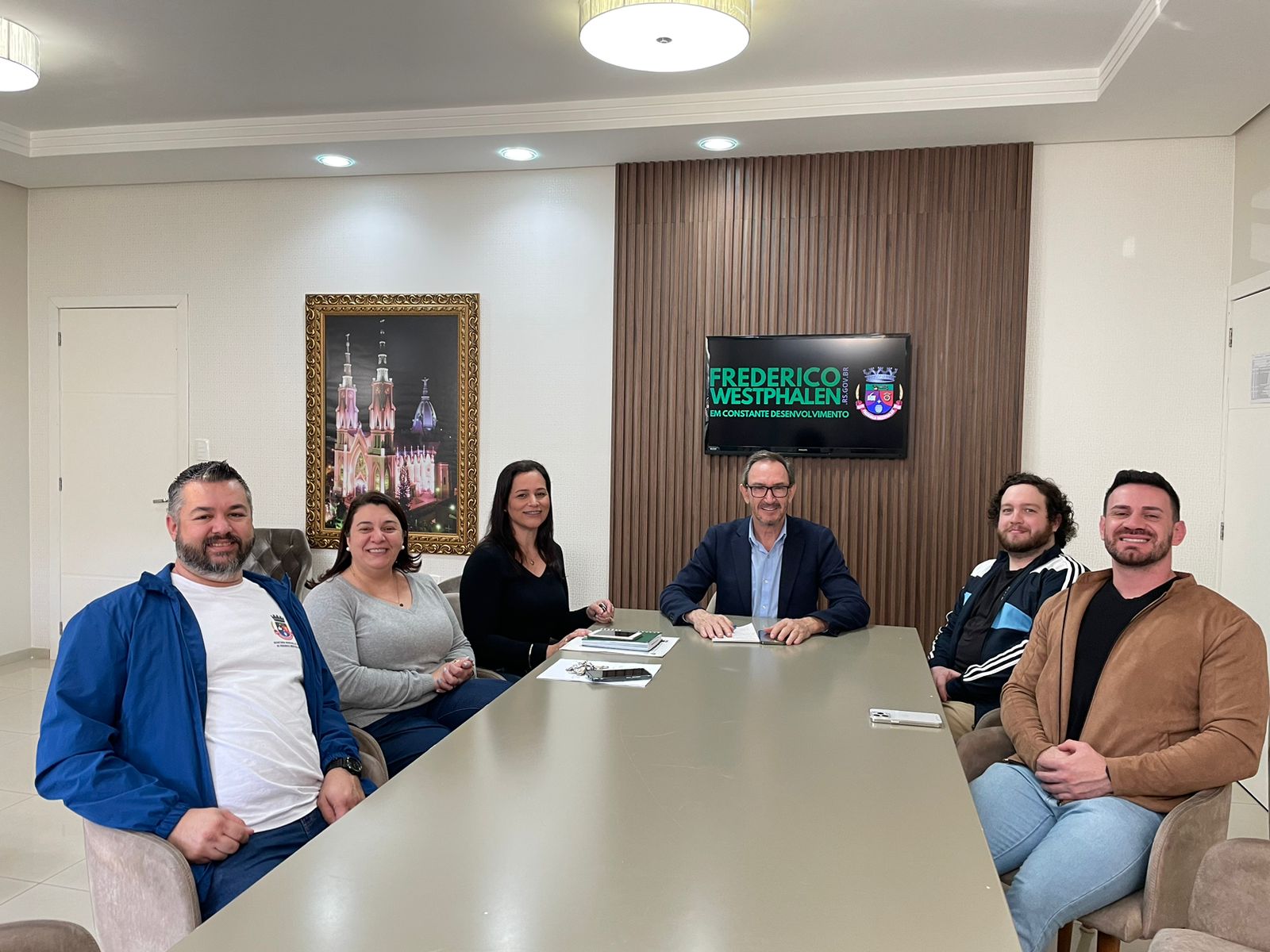 Capa FW: Administração Municipal apresenta dois novos médicos que atuarão no município
