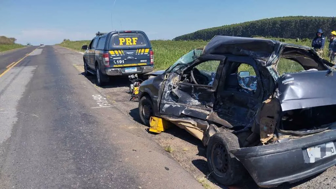 Capa Colisão entre carro e caminhão deixa três mortos na BR-290
