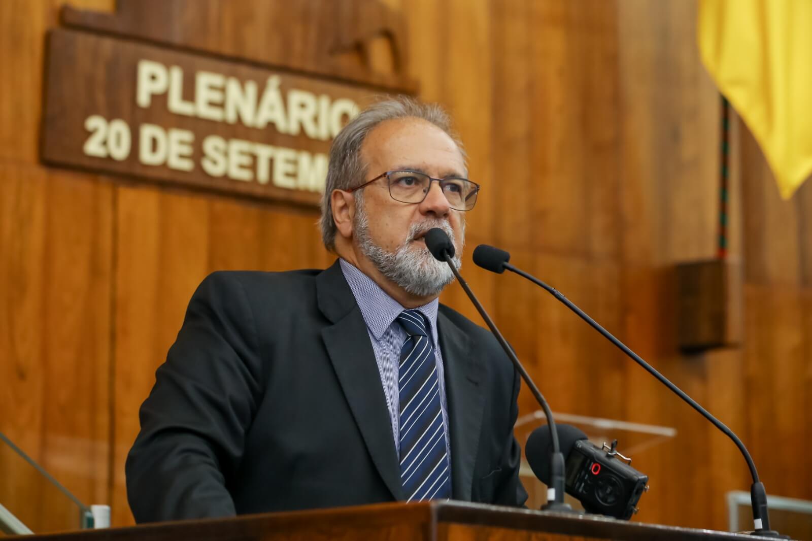 Capa Proposta de Victorino proíbe uso de celular em sala de aula