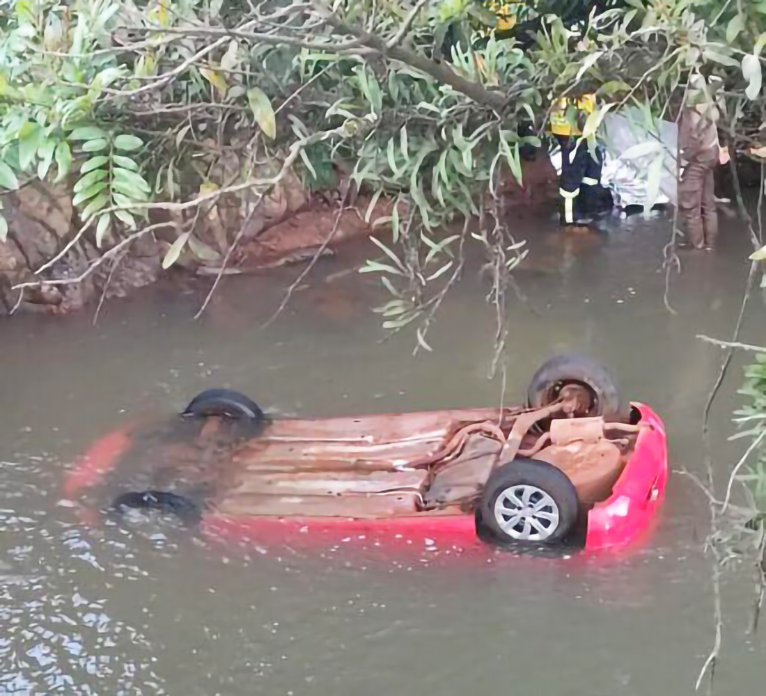 Capa Acidente deixa uma pessoa morta e três feridos após carro cair em rio no Extremo-Oeste de SC