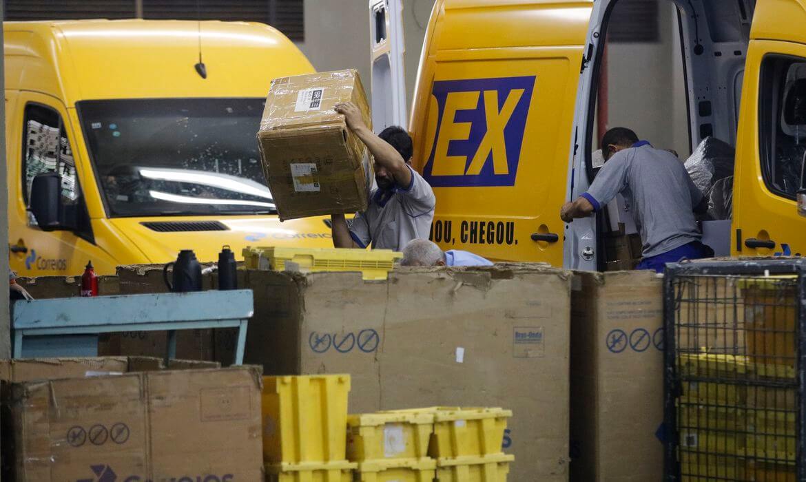 Capa Governo eleito deve suspender processo de privatização dos Correios
