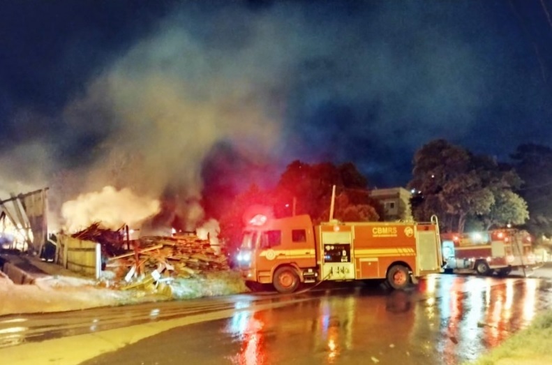 Capa São Luiz Gonzaga: incêndio destrói madeireira