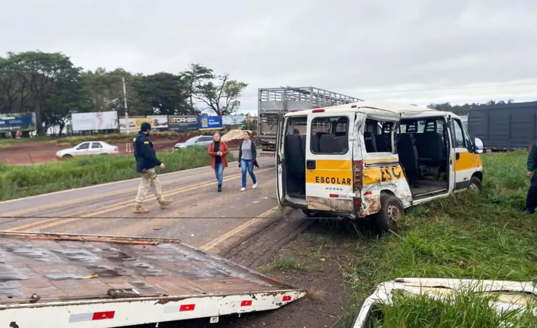 Capa Acidente entre van escolar e caminhão deixa cinco crianças feridas em Ijuí