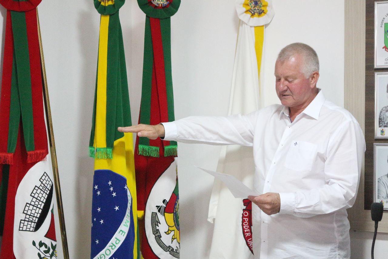 Capa Elemar Argon Pilger é empossado como prefeito de Braga