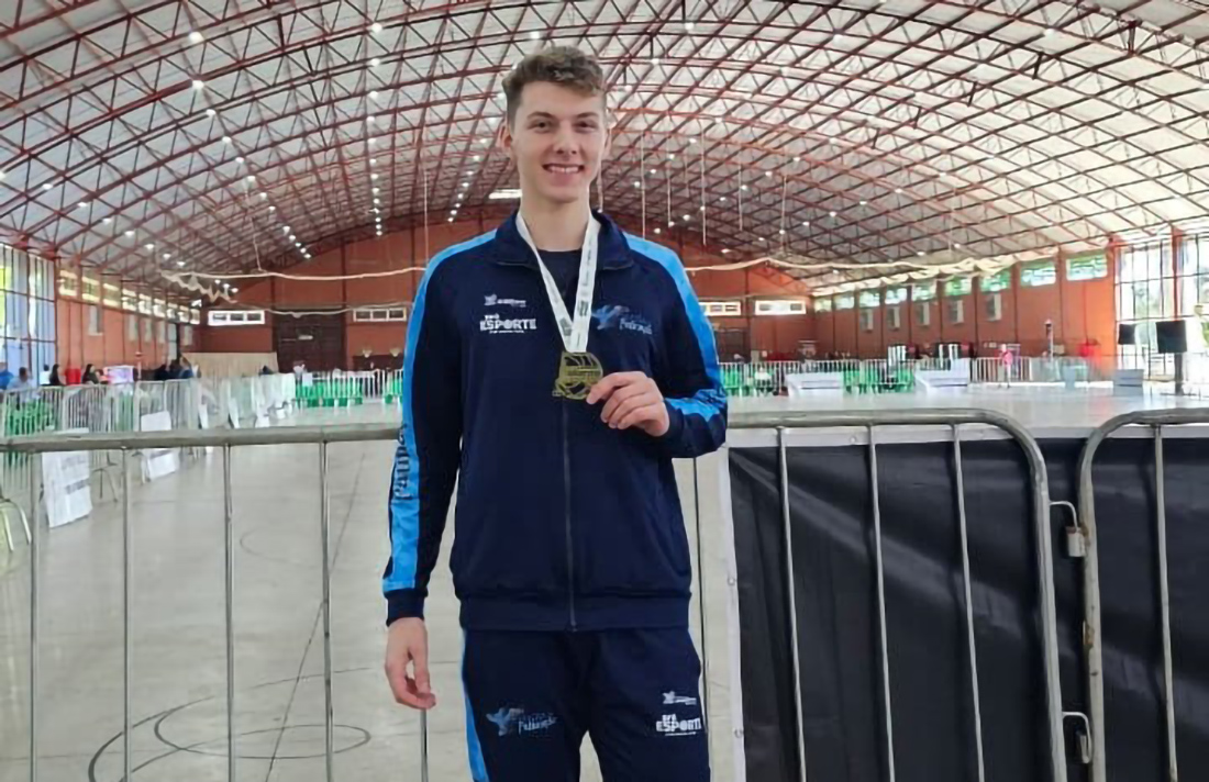Capa Bernardo Folle Sponchiado conquista título no Campeonato Gaúcho de Patinação Artística