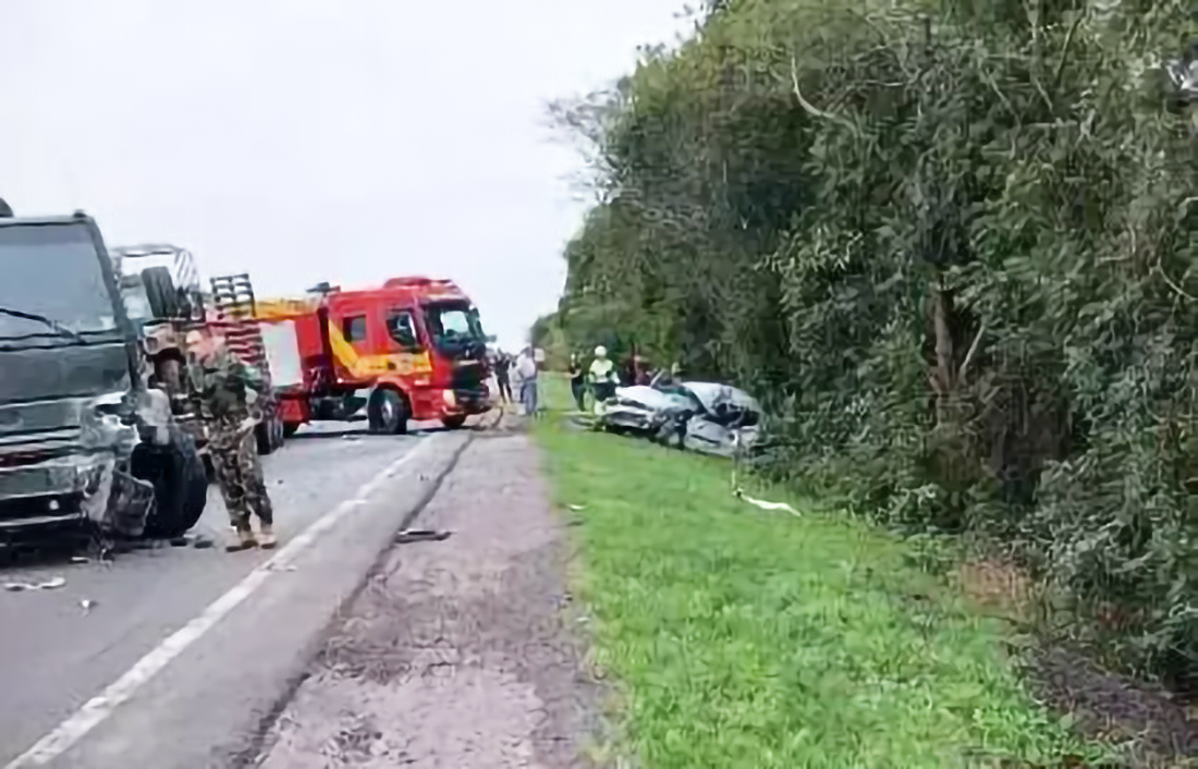 Capa Colisão frontal entre carro e carreta do Exército deixa motorista morto na RSC-287