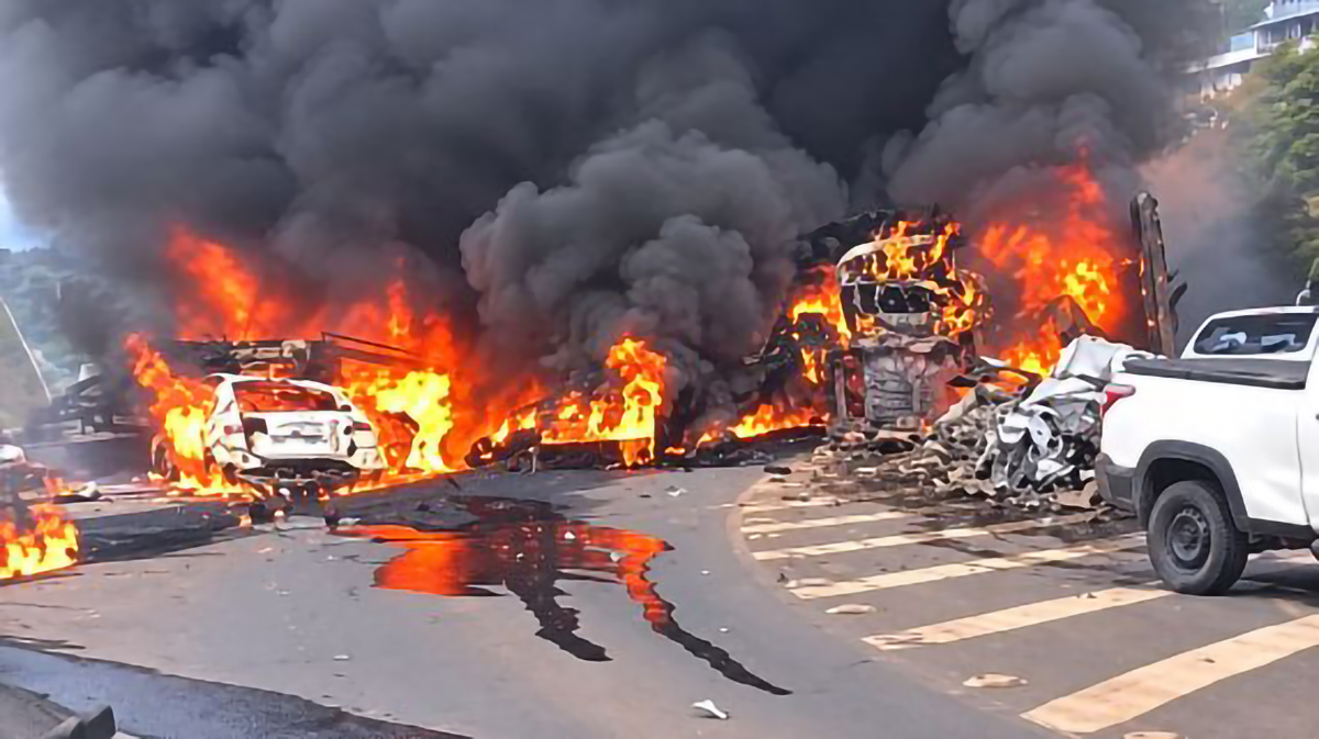 Capa Caminhoneiro morre após caminhão desgovernado atingir veículos e provocar incêndio no Oeste de SC