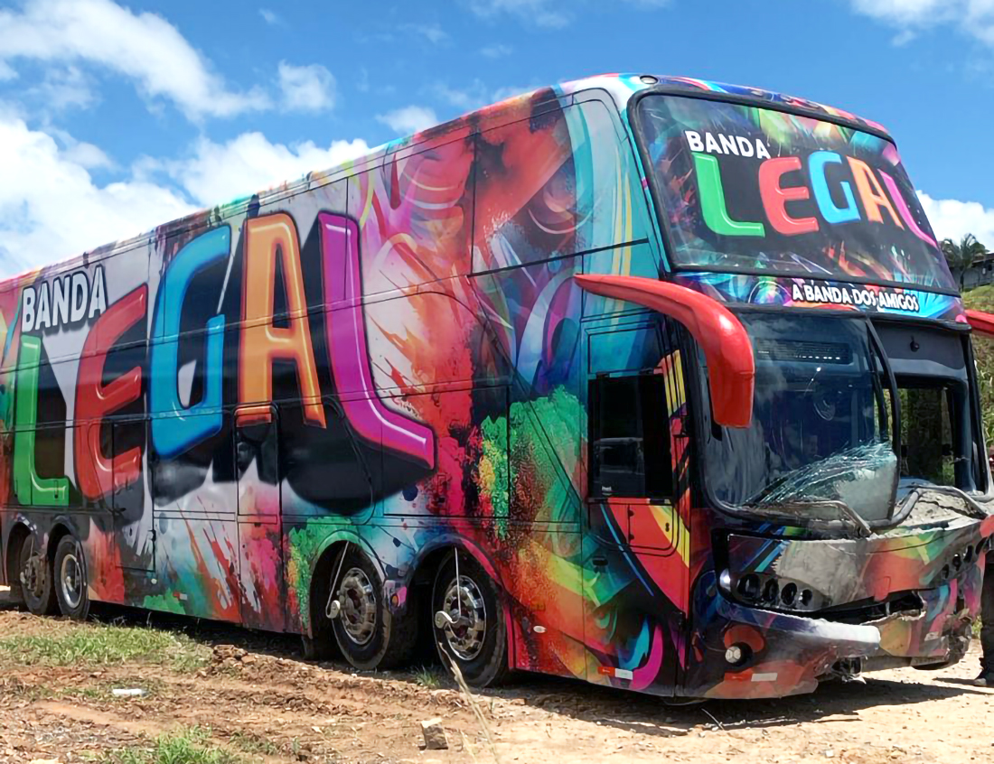 Capa Ônibus da Banda Legal sofre acidente em Blumenau