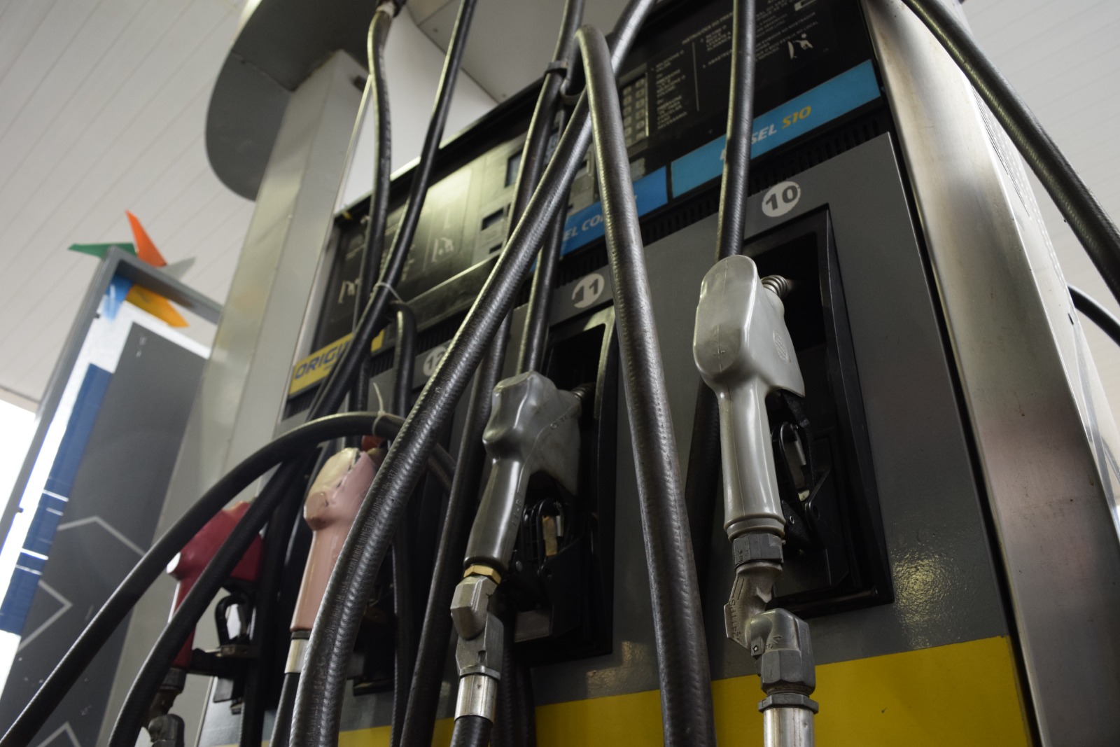 Capa Governo anuncia que voltará a cobrar impostos sobre combustíveis, com tributação maior sobre gasolina