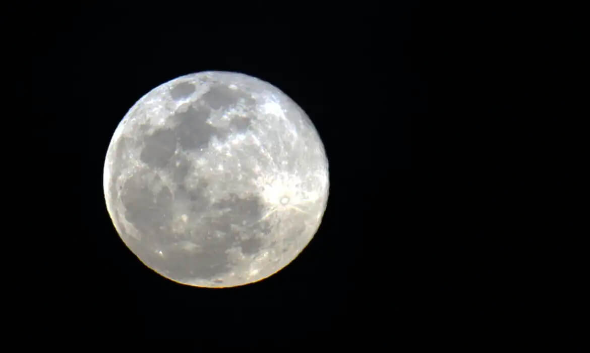 Capa Segunda superlua de 2025 ilumina o céu nesta quarta-feira