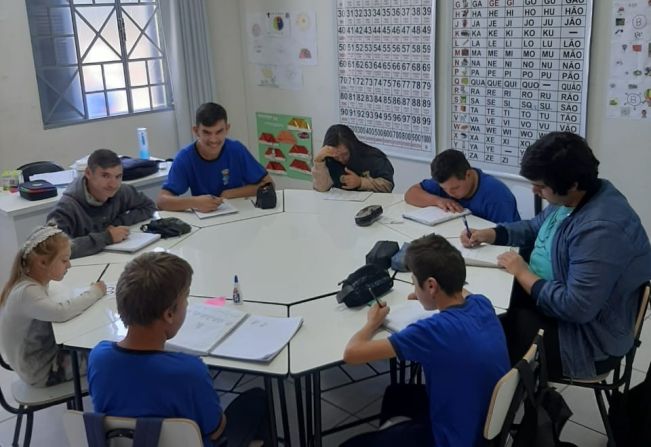 Capa Mesas circulares transformam a experiência de aprendizagem na Escola de Educação Especial de Rodeio Bonito