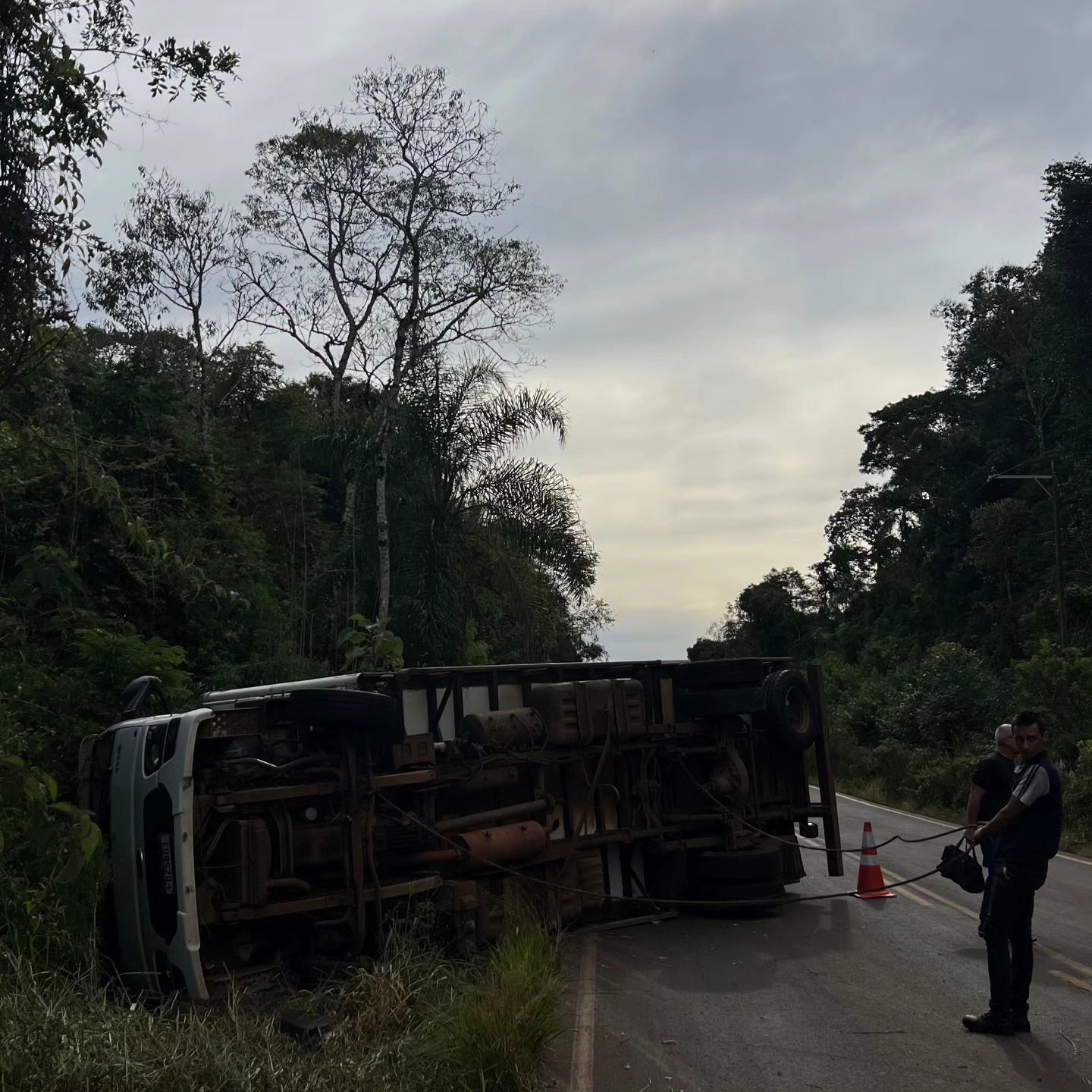 Capa Caminhão capota após invadir pista contrária na ERS-324 em Planalto
