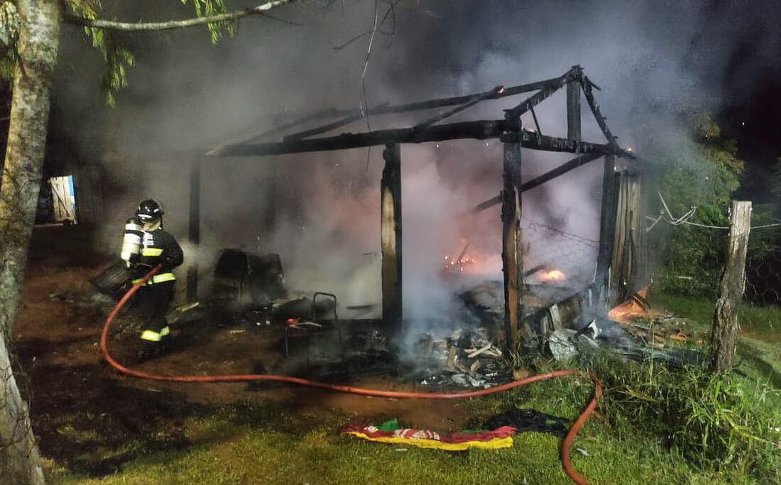 Capa Incêndio consome casa no interior de Tenente Portela