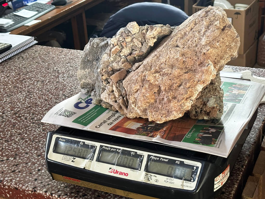 Capa Pedra que causou morte de caminhoneiro pesa mais de 12 kg