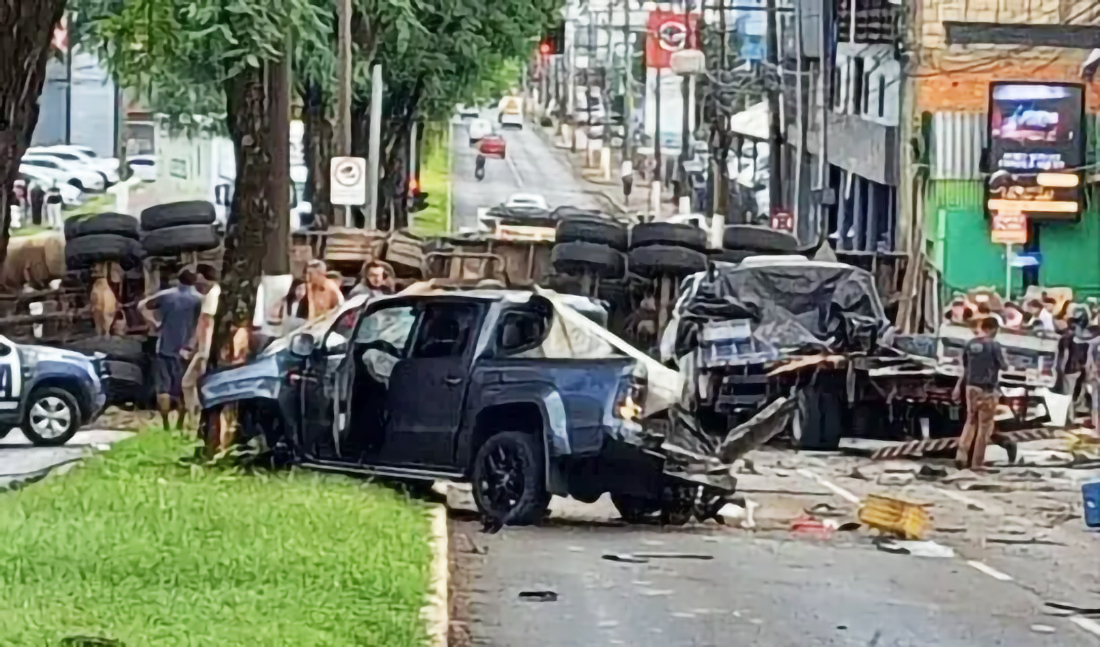 Capa Justiça concede liberdade a caminhoneiro réu por acidente com 14 veículos em Chapecó