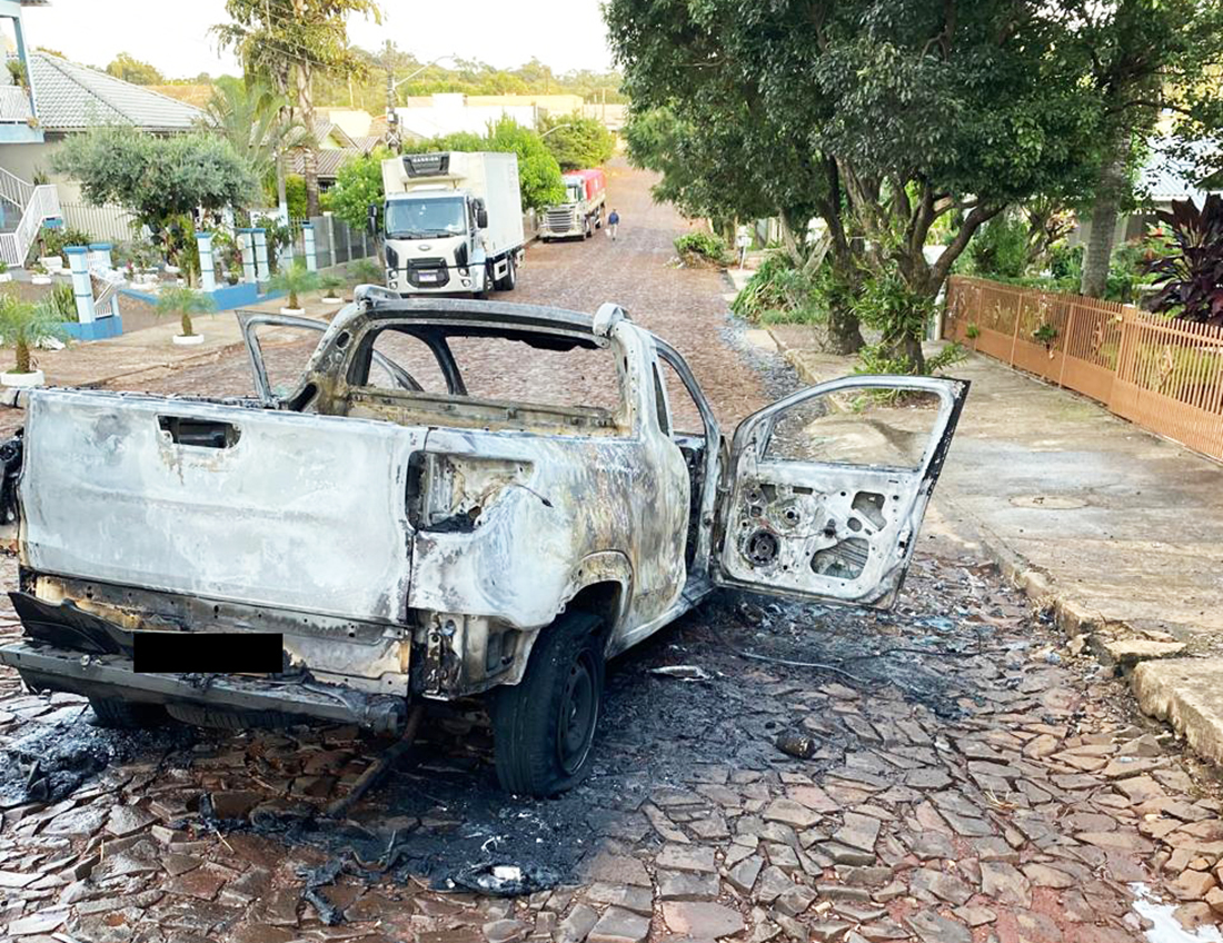 Capa Fiat Strada é destruído por incêndio no centro de Tenente Portela