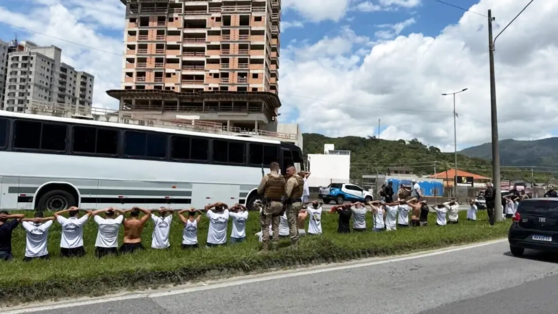 Capa Ônibus com torcedores do internacional é atacado por santistas em Itapema-SC
