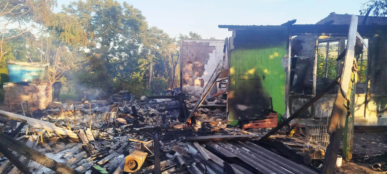 Capa Família de Caiçara cria Vakinha online para angariar recursos após casa ser consumida por incêndio