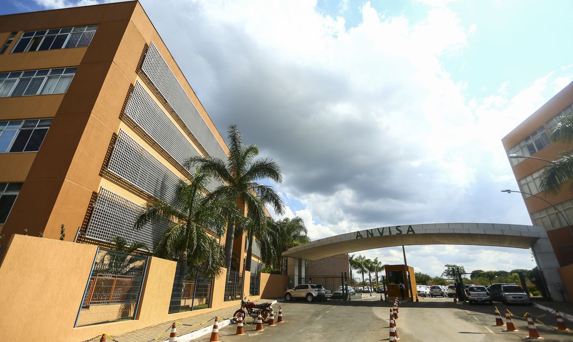 Capa Anvisa libera venda de 930 pomadas para trançar ou modelar cabelos