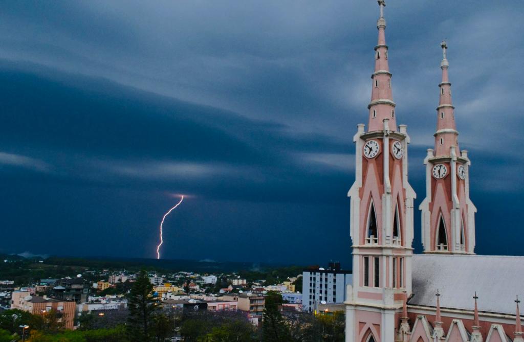 Capa MetSul alerta para primavera mais quente que o normal, com excesso de chuva e temporais no RS