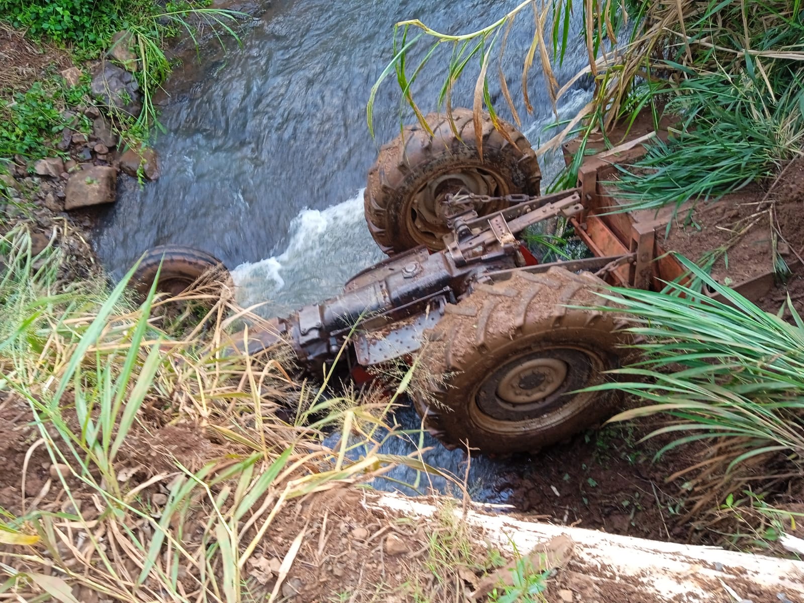 Capa Homem fica ferido em capotamento de trator no interior de Águas de Chapecó