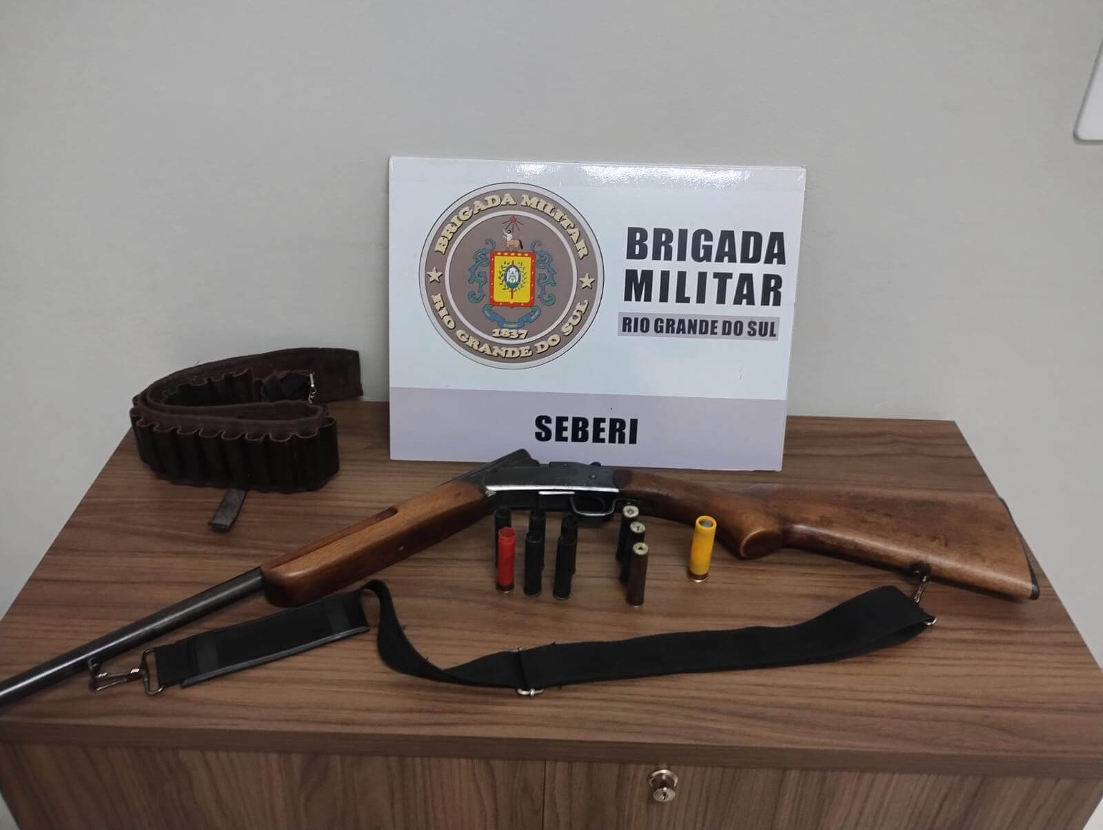 Capa Brigada Militar prende indivíduo por porte ilegal de arma de fogo em Seberi