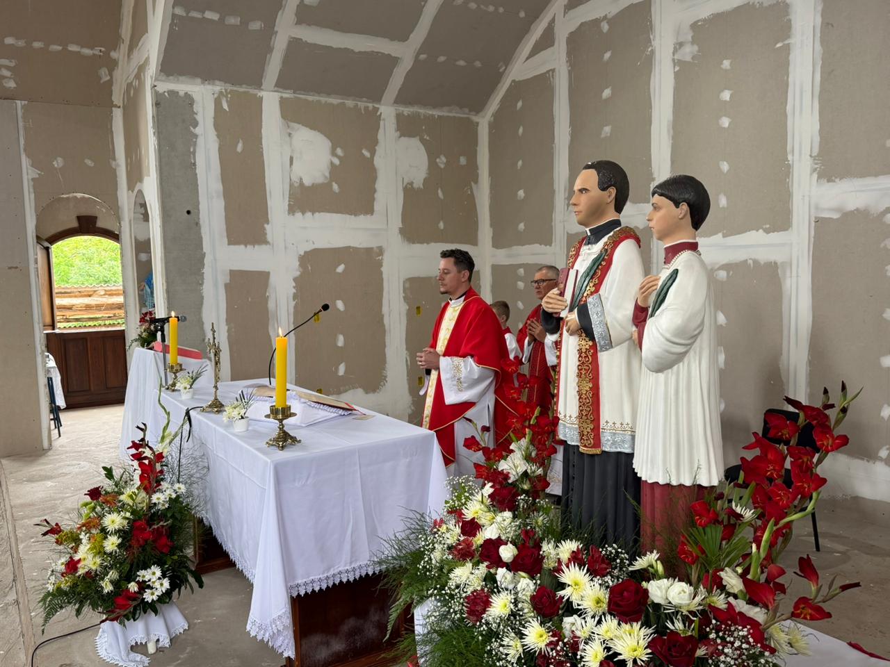 Capa Festa em honra aos Beatos Manoel e Adílio mobiliza centenas de fiéis no bairro Panosso em FW