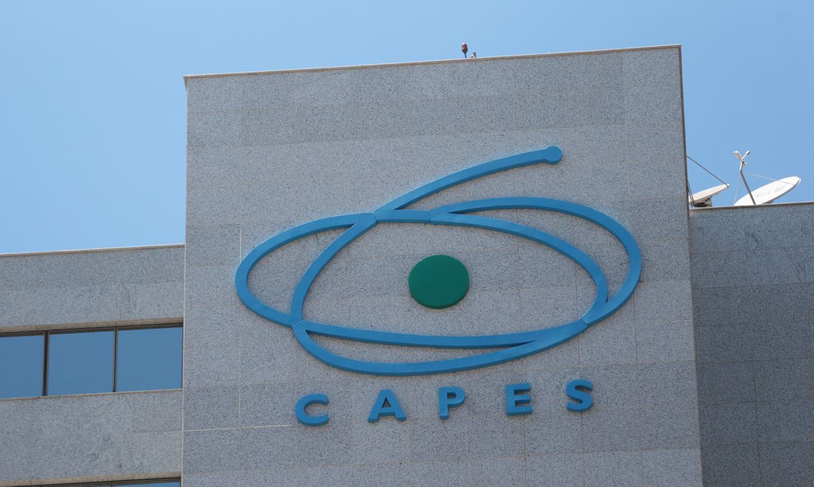 Capa Bolsas de pesquisa terão reajuste de 25% a 200%