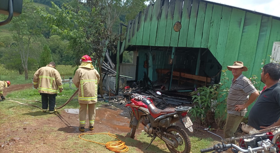 Capa Bombeiros Voluntários combateram incêndio em Miraguaí