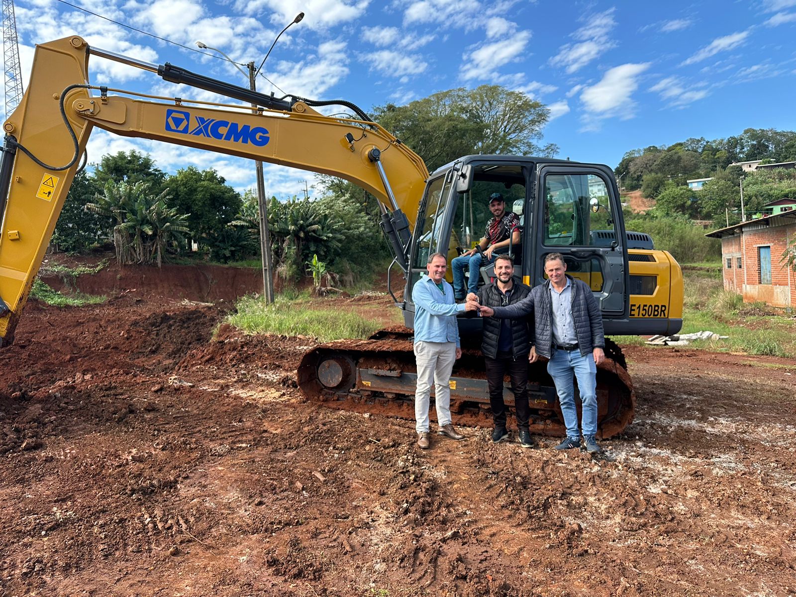 Capa Cerro Grande adquire nova escavadeira hidráulica
