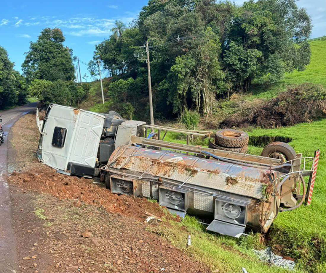 Capa Caminhão de transporte de leite tomba na RSC-472 em Tenente Portela