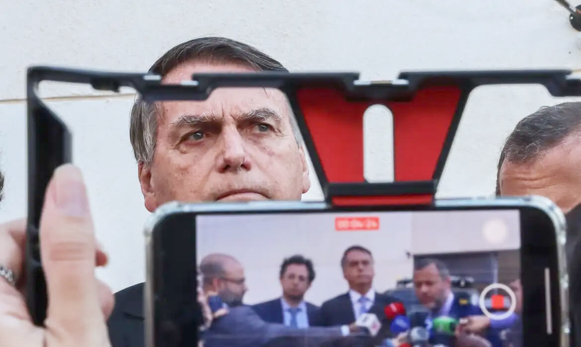 Capa PGR denuncia Bolsonaro e mais 33 por tentativa de golpe de Estado