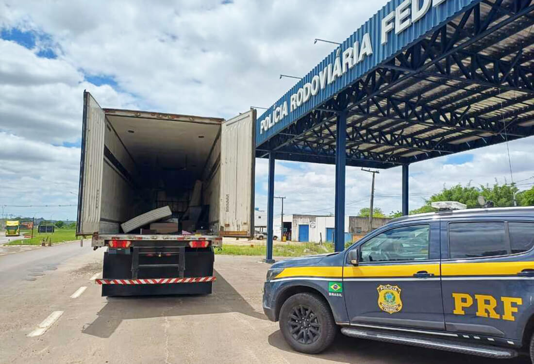 Capa Mulher é presa levando 200 kg de cocaína dentro de geladeira em caminhão de mudança