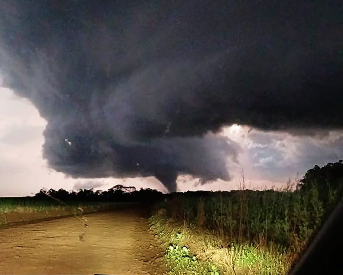 Capa Tornado atinge cidades do Noroeste do Rio Grande do Sul e provoca estragos