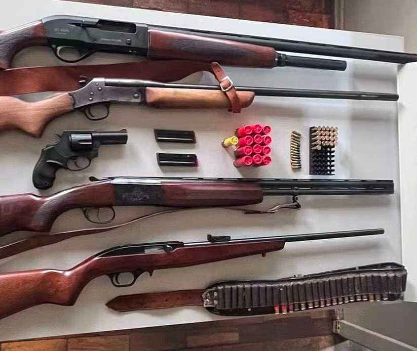 Capa Brigada Militar apreende cinco armas durante cumprimento de medida protetiva em Constantina