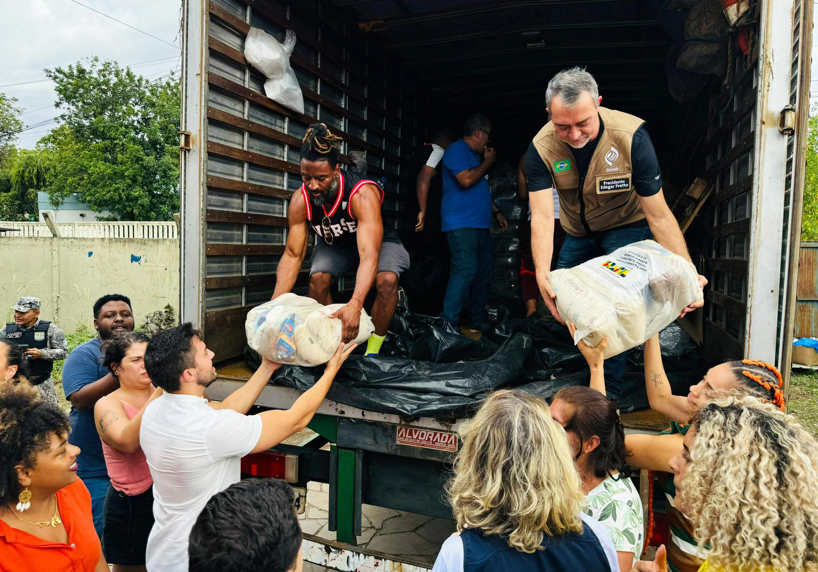 Capa Conab começa a doar alimentos para atingidos pelas enchentes no Rio Grande do Sul