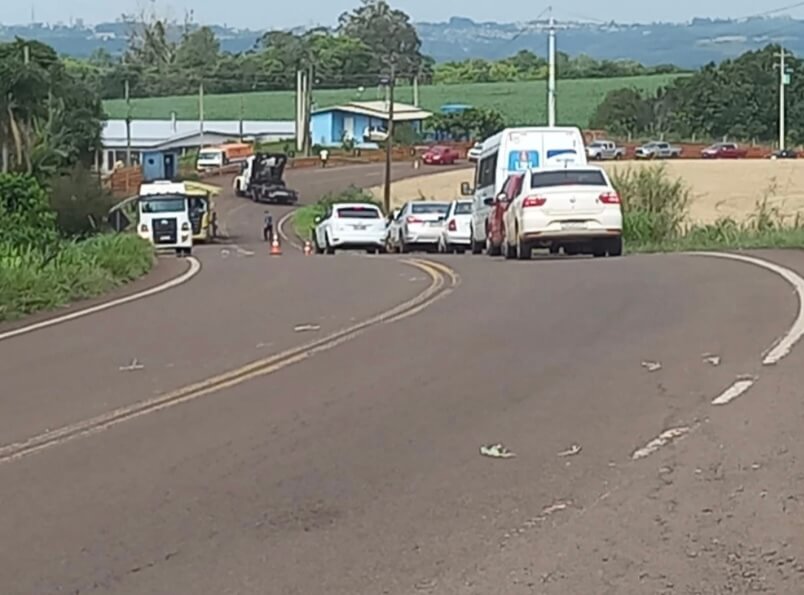 Capa Bombeiros Voluntários auxiliam na retirada de caminhão que tombou em Tenente Portela