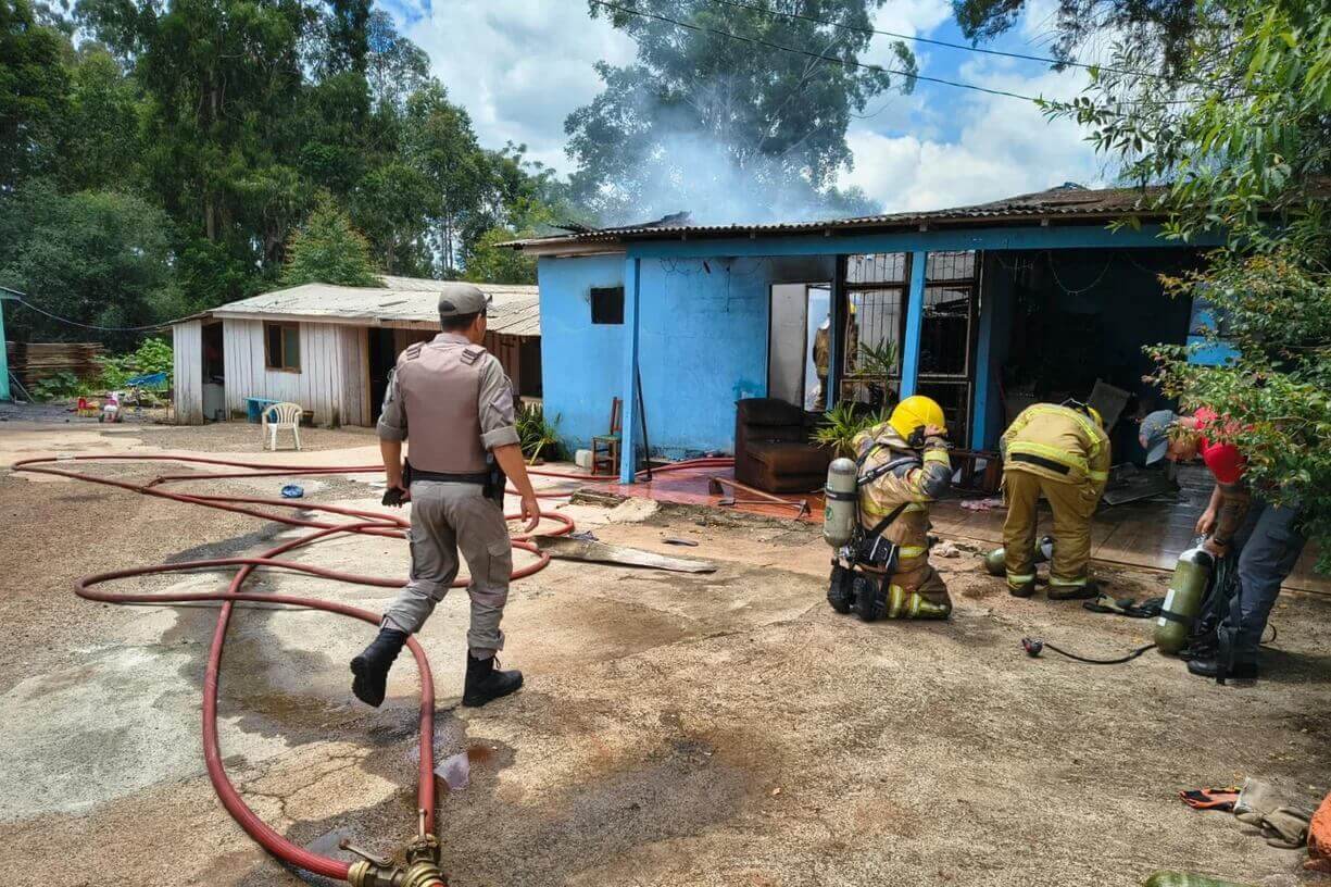 Capa Padrasto de menino morto em Nonoai é preso por incêndio criminoso
