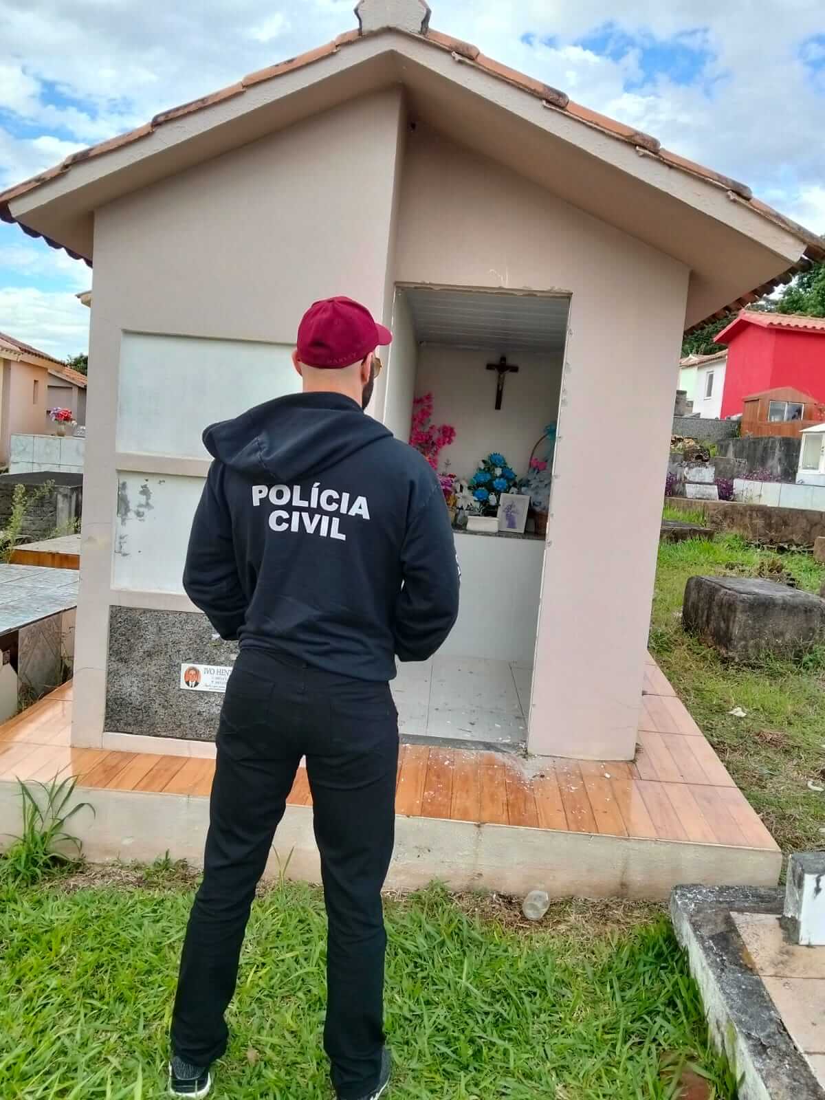 Capa Polícia Civil recupera portas furtadas de jazigos e identifica autores do crime em Iraí