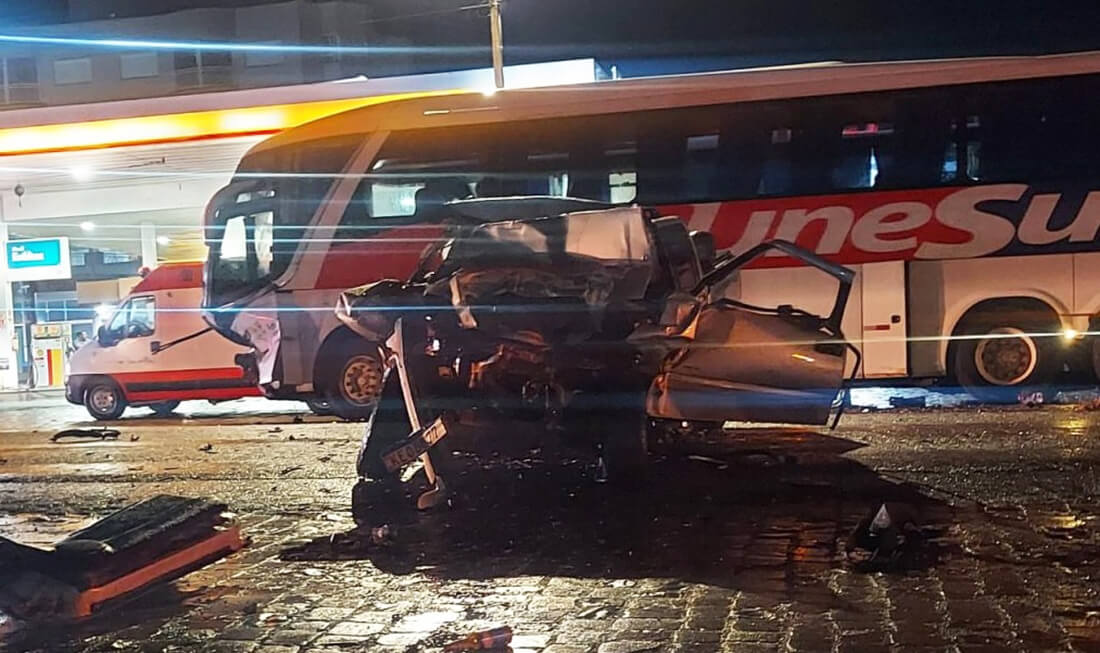 Capa Grave acidente entre caminhonete e ônibus deixa jovem em estado crítico em Marau