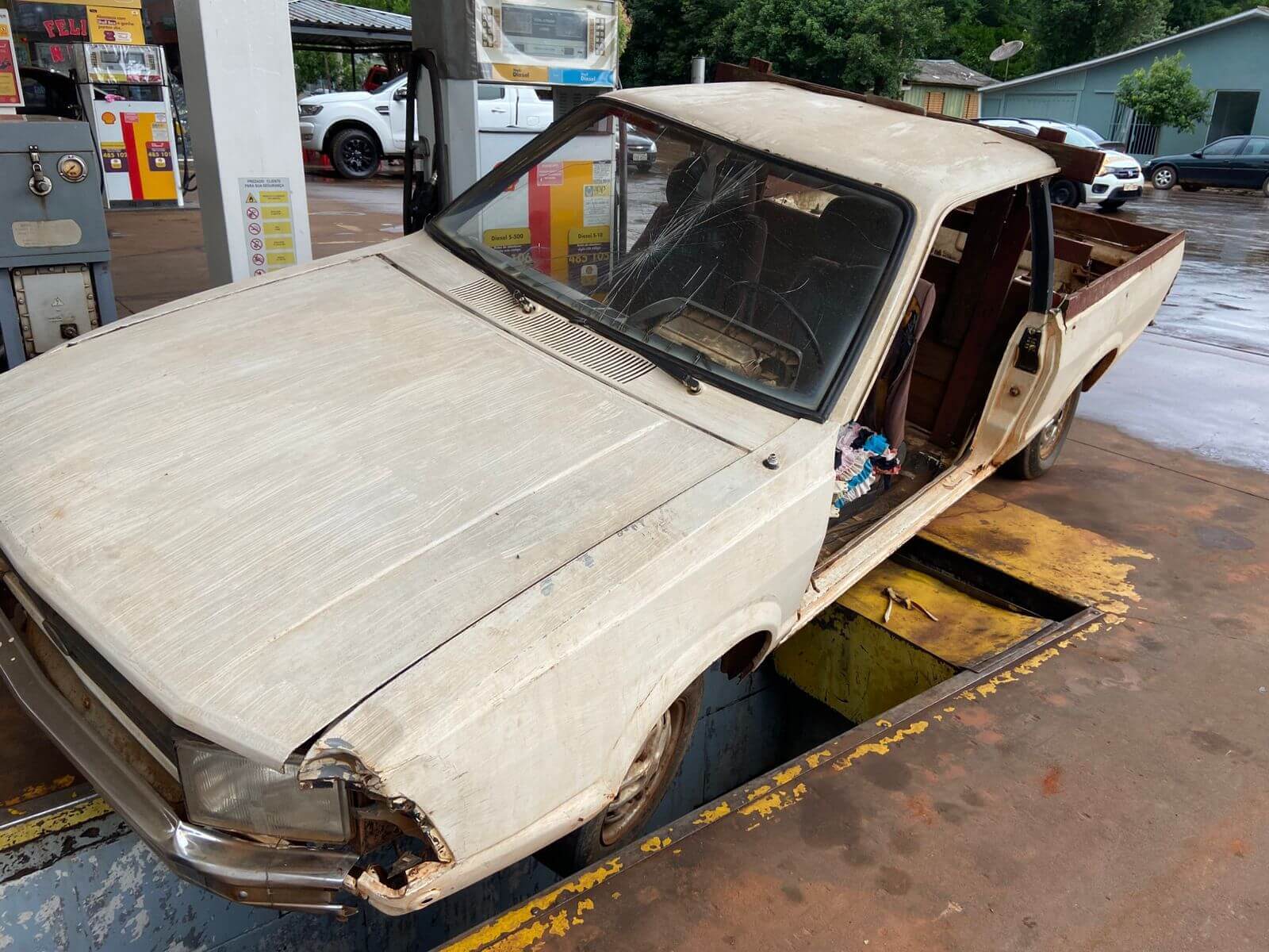 Capa Carretinha agrícola cai em pista de troca de óleo no centro de Erval Seco