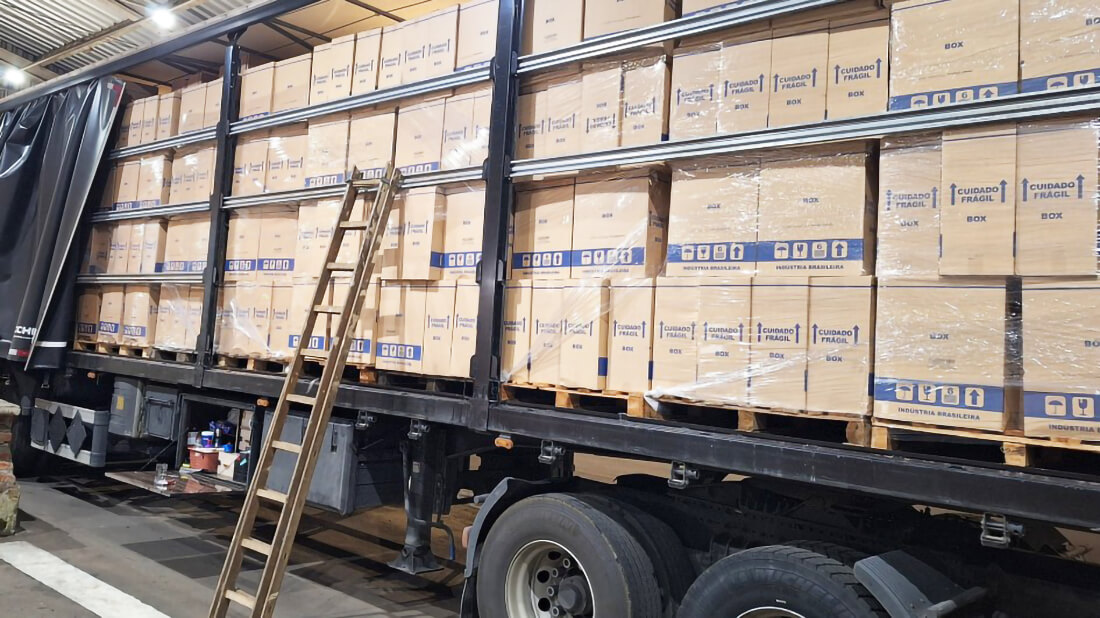 Capa Receita Estadual autua dois caminhões com cerca de R$ 8 milhões em cigarros transportados sem documentação fiscal