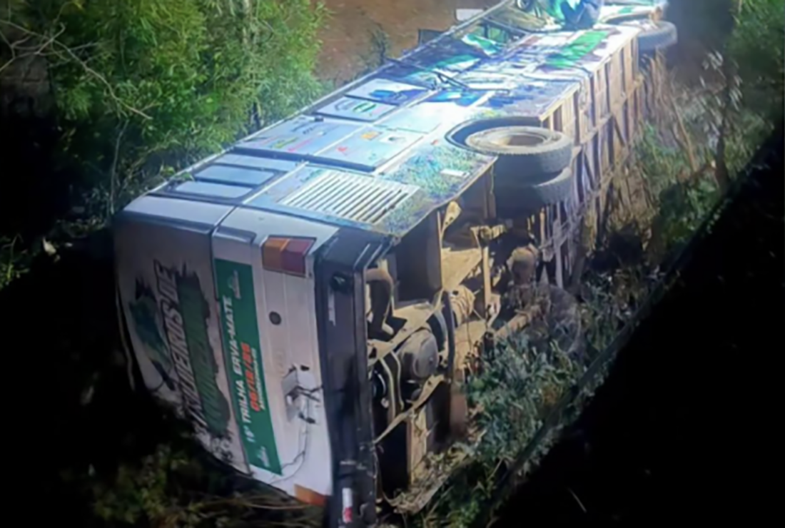 Capa Motorista morre após ônibus despencar de ponte na RS-324